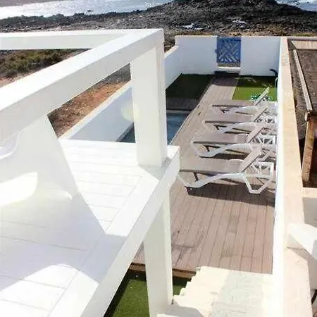 Blue Breeze House With Pool Facing Sea بيت للعطل