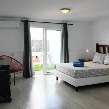 Blue Breeze House With Pool Facing Sea بيت للعطل *