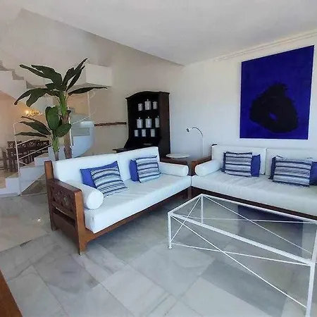 Blue Breeze House With Pool Facing Sea بيت للعطل *