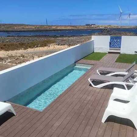 Blue Breeze House With Pool Facing Sea بيت للعطل كوراليهو